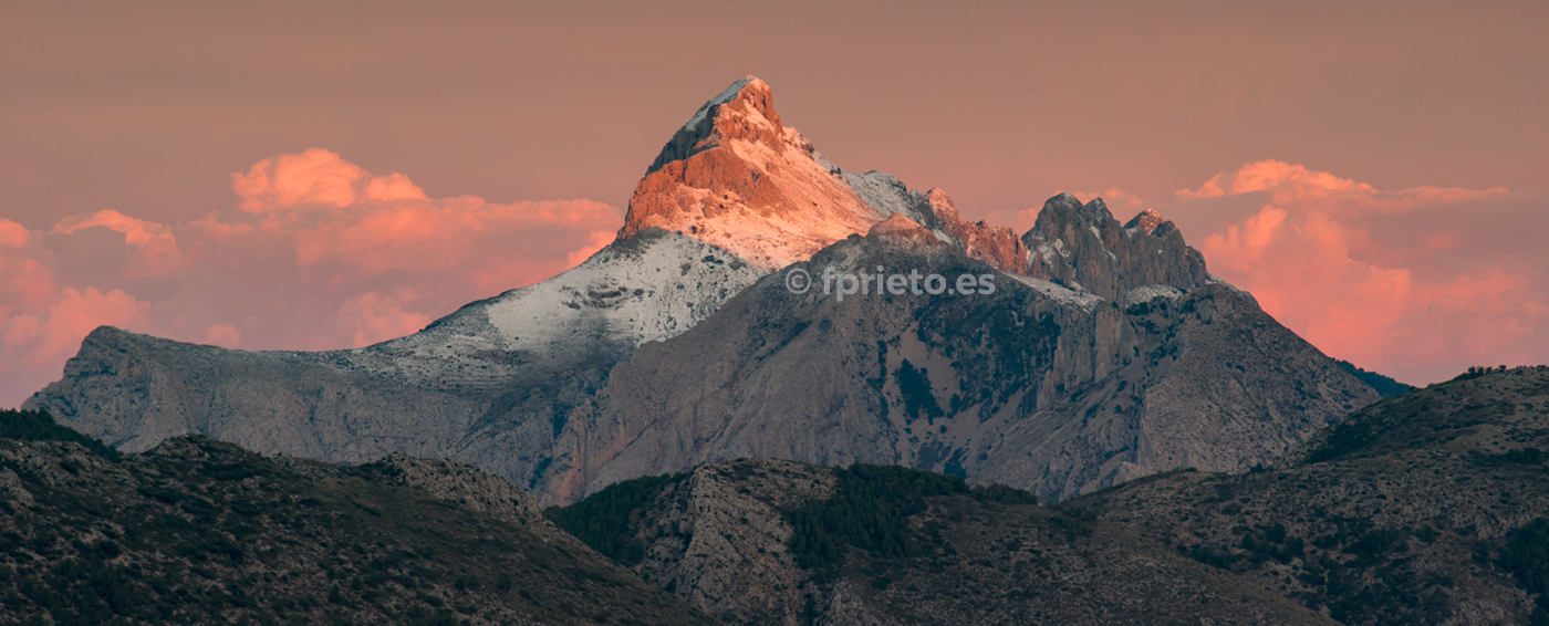 Atardecer con nieve en la Serra de Bèrnia