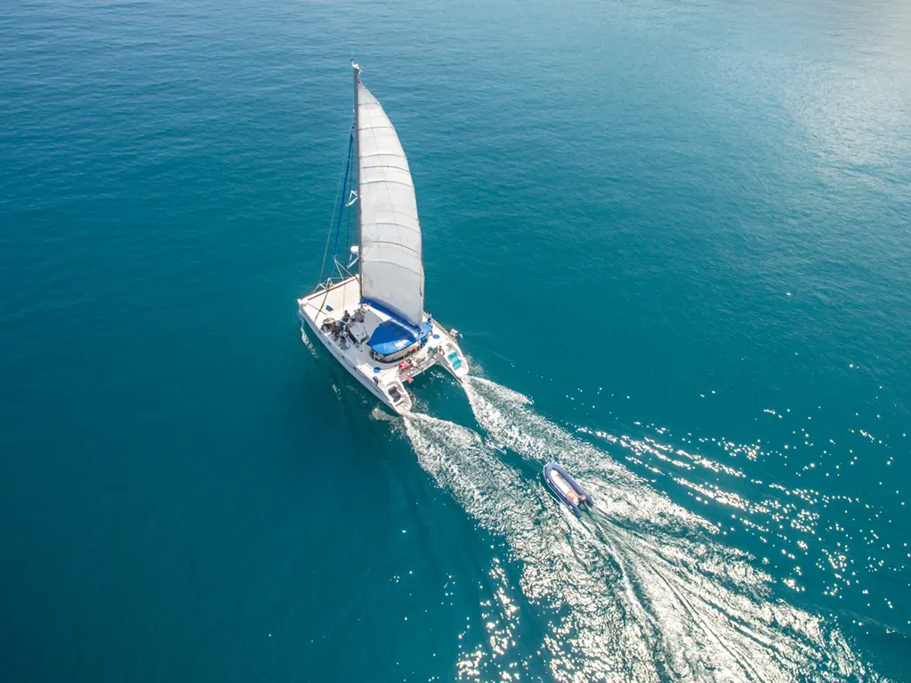 alquiler-catamaran-vacaciones-navegar-mar