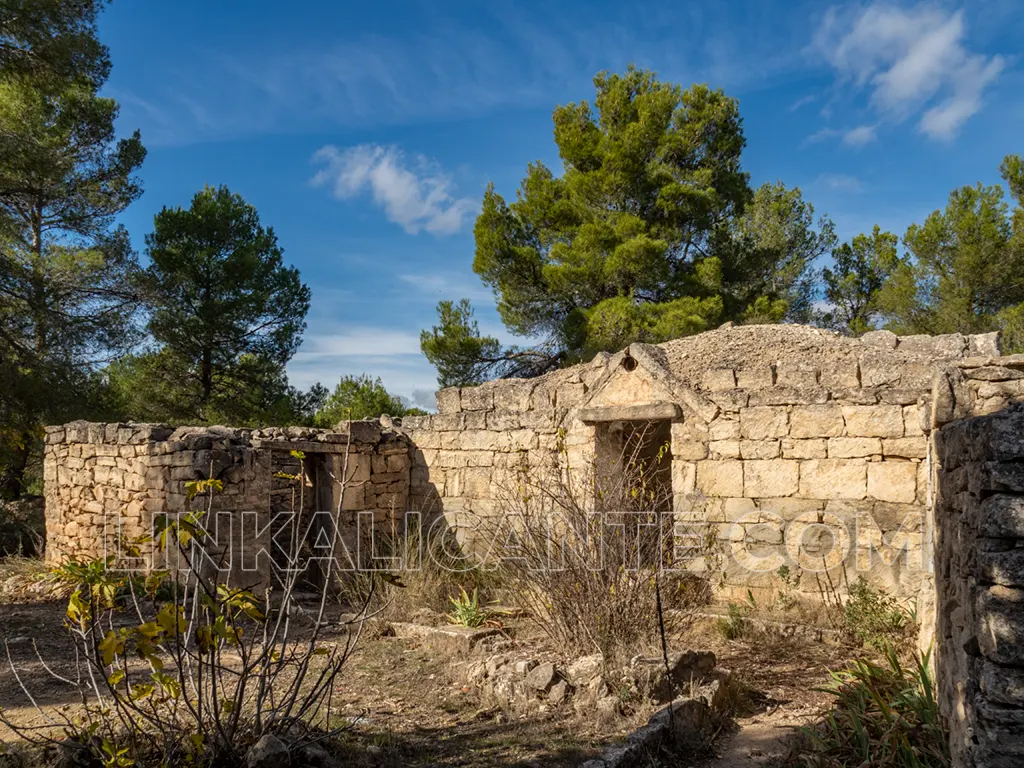 Antiguas viviendas de canteros en el Alt de les Pedreres