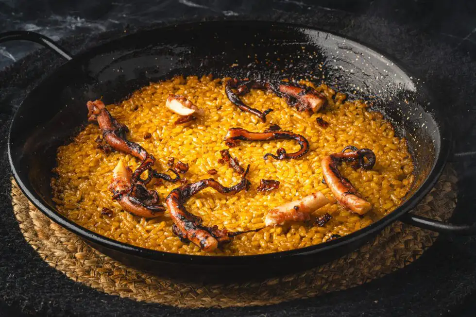 Dónde comer un buen arroz en Alicante: 9 restaurantes para disfrutar de nuestra cocina más emblemática 13 Arroz seco de pulpo, Rice & Bones