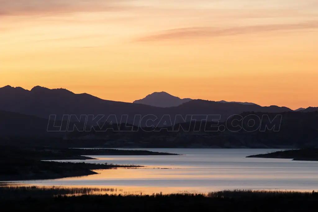 9 Rutas por pantanos y embalses de la provincia de Alicante 20 Atardecer en el embalse de La Pedrera