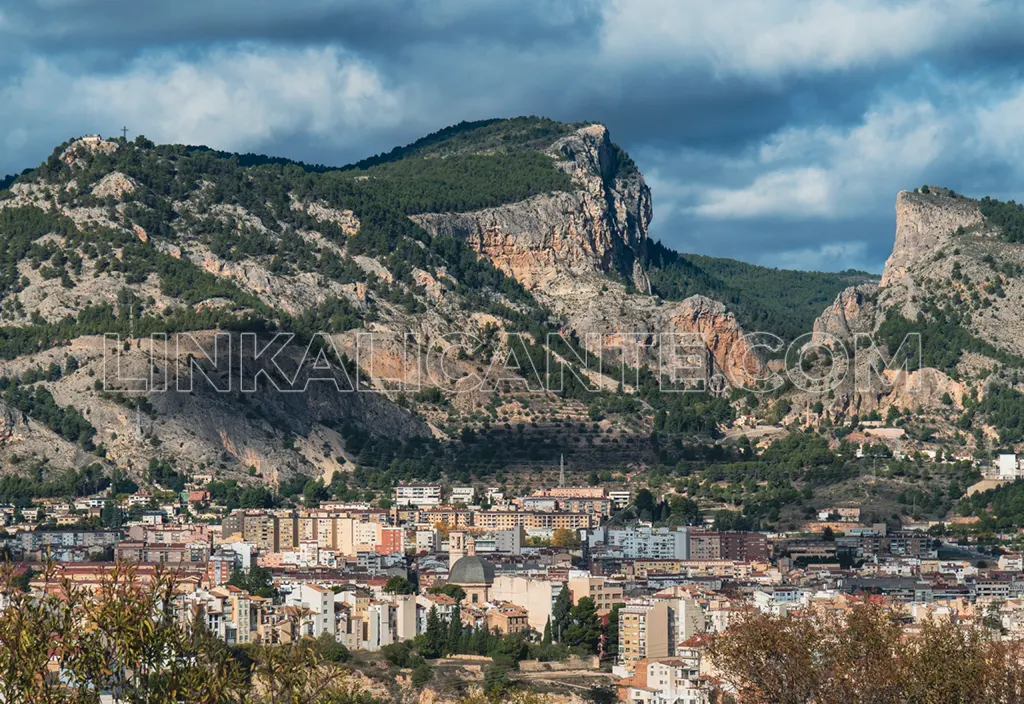 Vista de Alcoy y el Barranc del Cint.