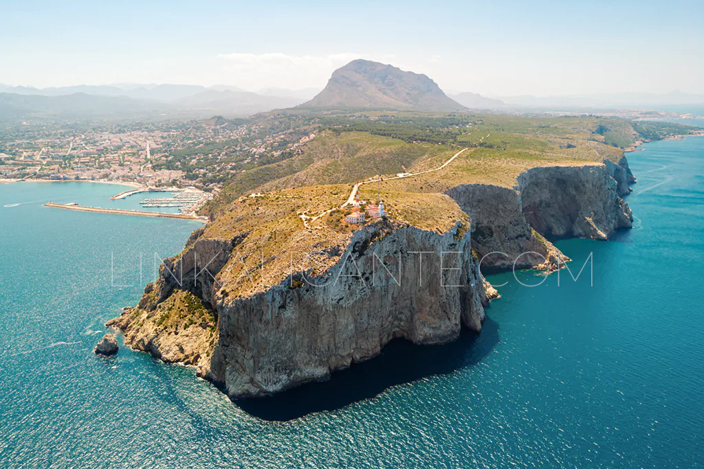 Cabo de San Antonio, con su faro, y Montgó