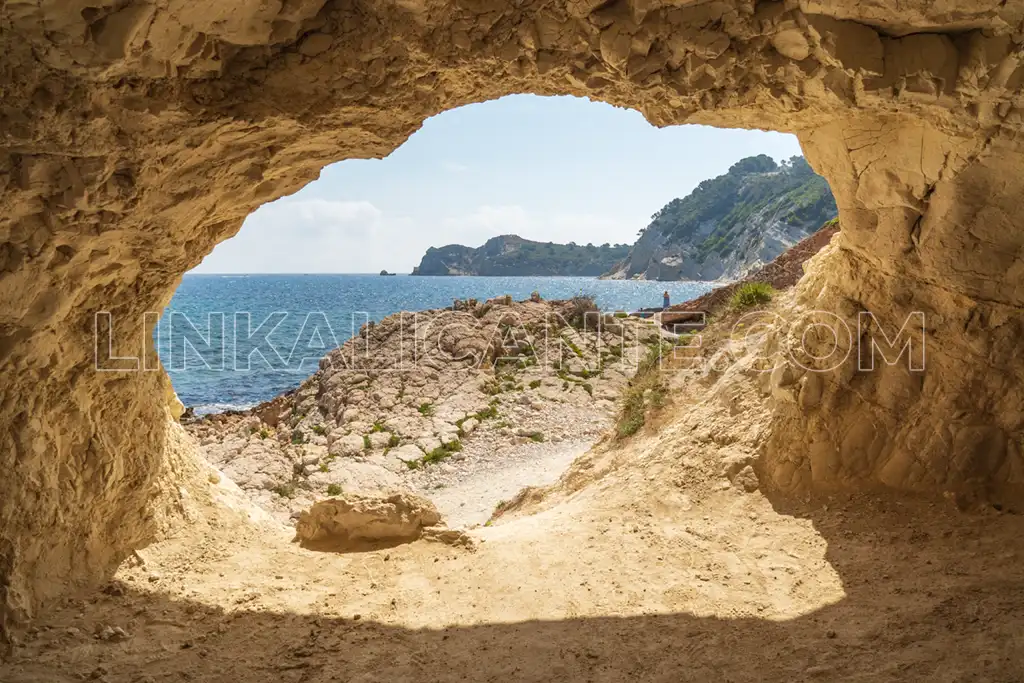 Cala Blanca de Jávea, túnel en la roca