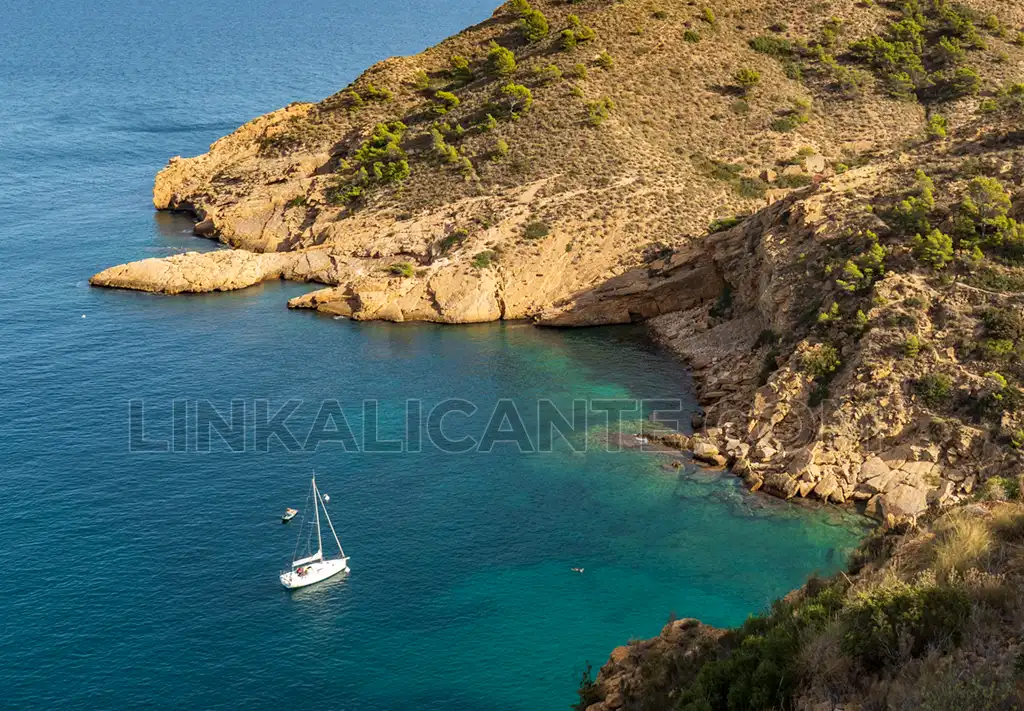 Cala de la Mina desde el camino del Faro de l'Albir