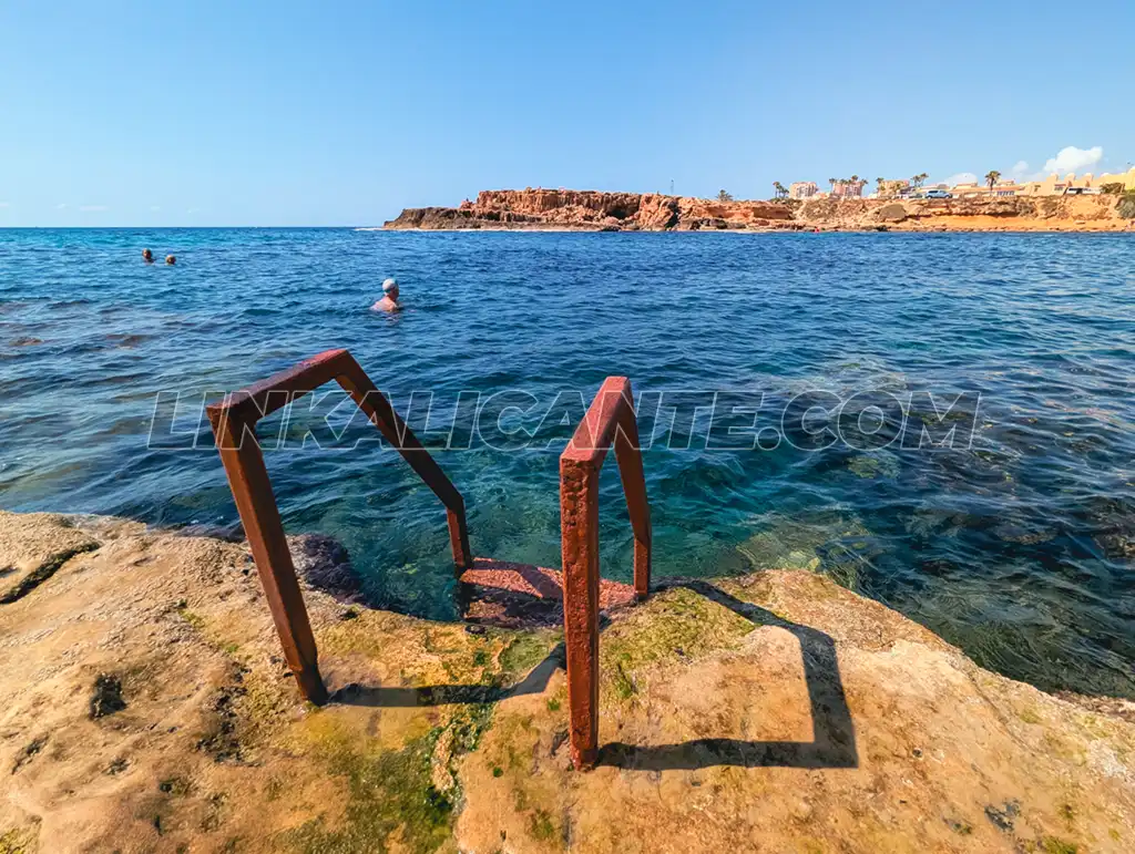 Escaleras metal Cala de la Zorra Torrevieja