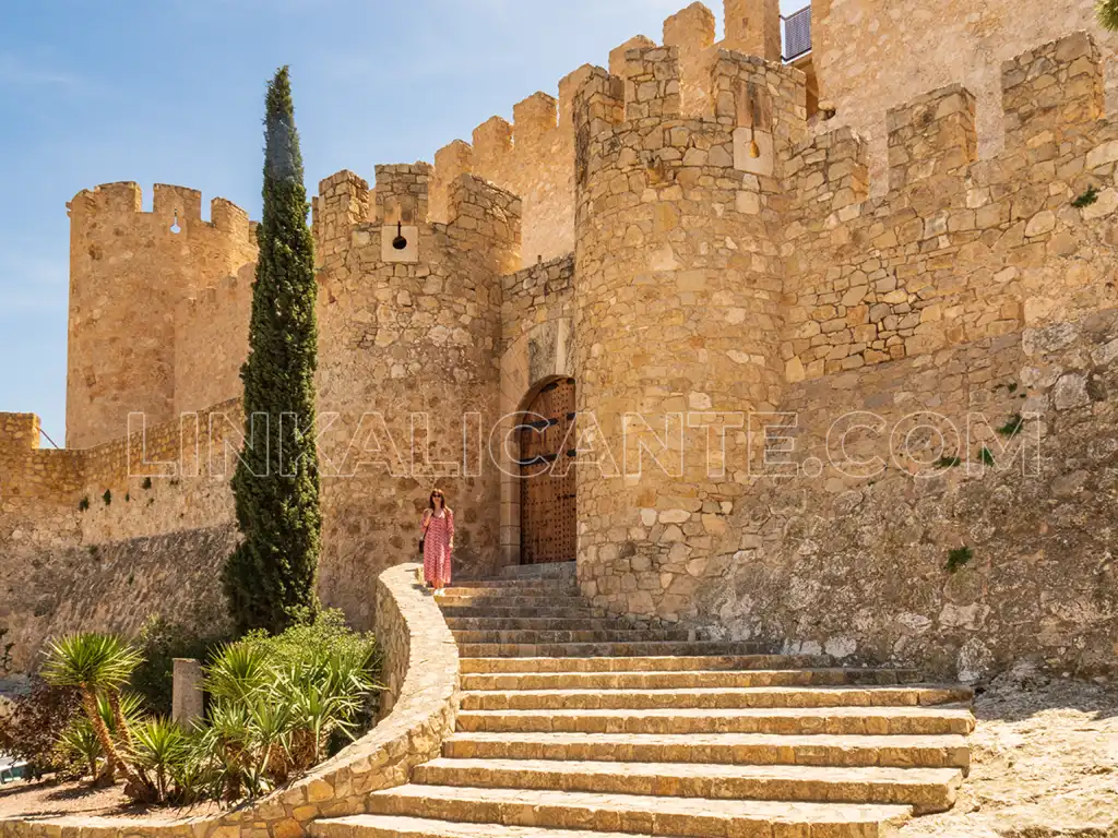Acceso al Castillo de la Atalaya
