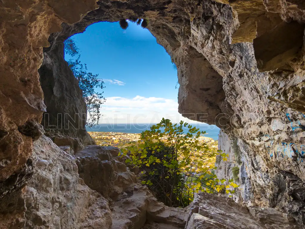 Cova de l'Aigua, Montgó