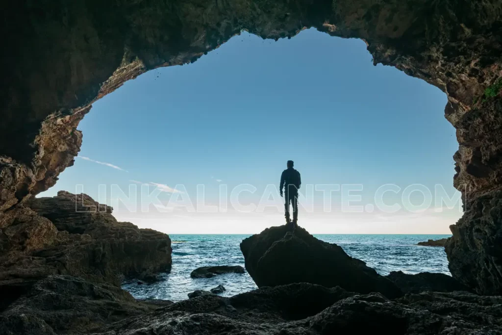Cova Tallada, abertura con vistas al mar