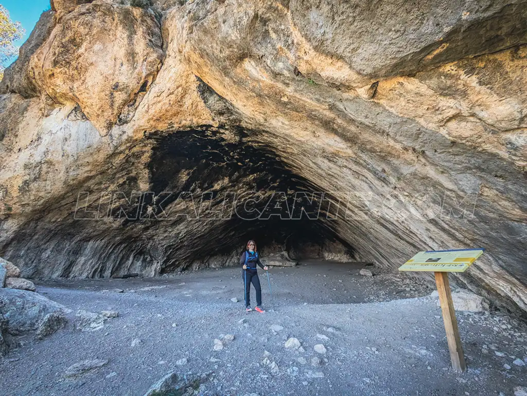 La Capilla (Sierra de Salinas) desde el Aula de la Naturaleza Coto Salinas 8 Cueva del Lagrimal, Sierra de Salinas