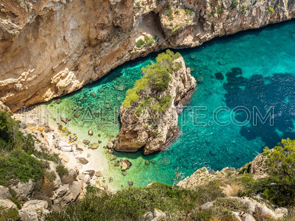 en-calo-javea-cala-escondida-acantilados