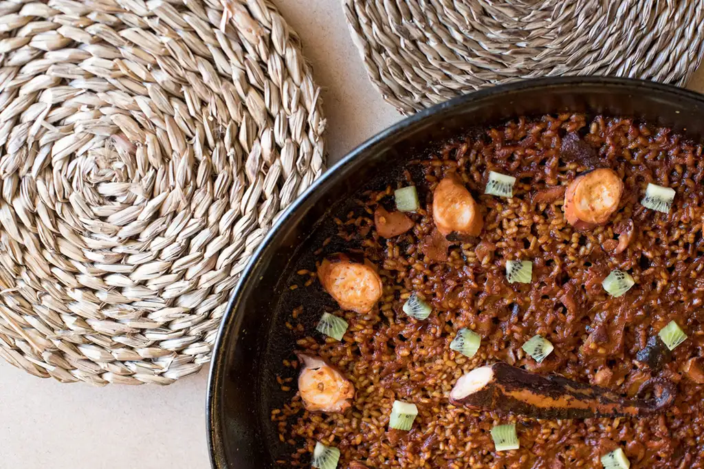 Dónde comer un buen arroz en Alicante: 9 restaurantes para disfrutar de nuestra cocina más emblemática 12 Arroz con pulpo y kiwi. Arrocería Estiu