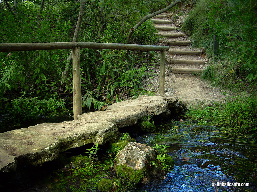 Pasarela en la ruta del nacimiento del Río Vinalopó