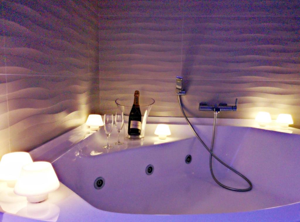 10 Hoteles con jacuzzi en Castellón: los mejores alojamientos para una escapada romántica 14 Jacuzzi hotel boutique La Mar Peñíscola