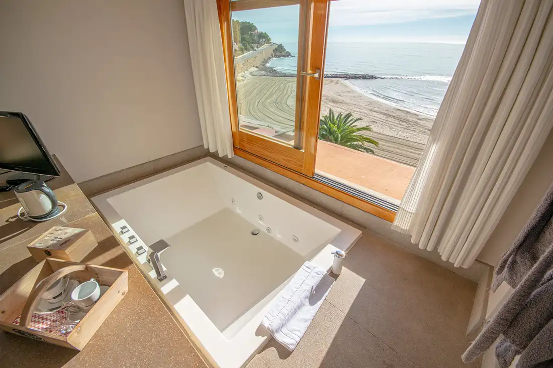 10 Hoteles con jacuzzi en Castellón: los mejores alojamientos para una escapada romántica 13 Hotel Voramar Benicassim con Jacuzzi