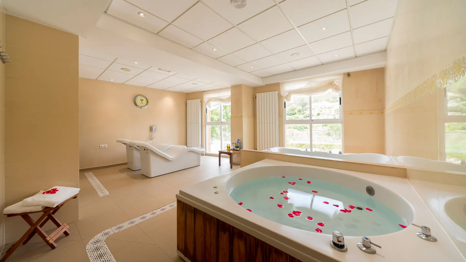 10 Hoteles con jacuzzi en Castellón: los mejores alojamientos para una escapada romántica 15 Hotel Rosaleda del Mijares, Castellón