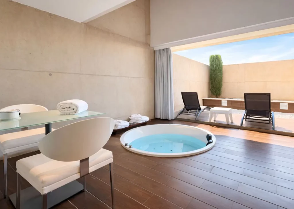 10 Hoteles con jacuzzi en Castellón: los mejores alojamientos para una escapada romántica 2 Loob Motel Onda Castellón con jacuzzi