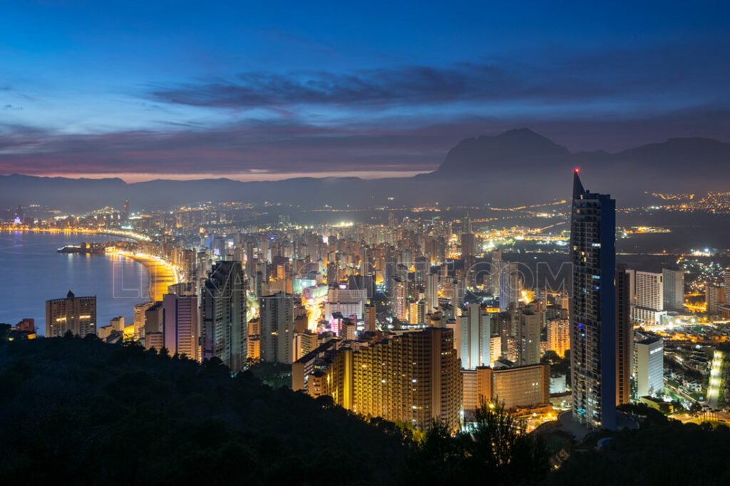 Skyline nocturno de Benidorm desde el mirador de La Cruz