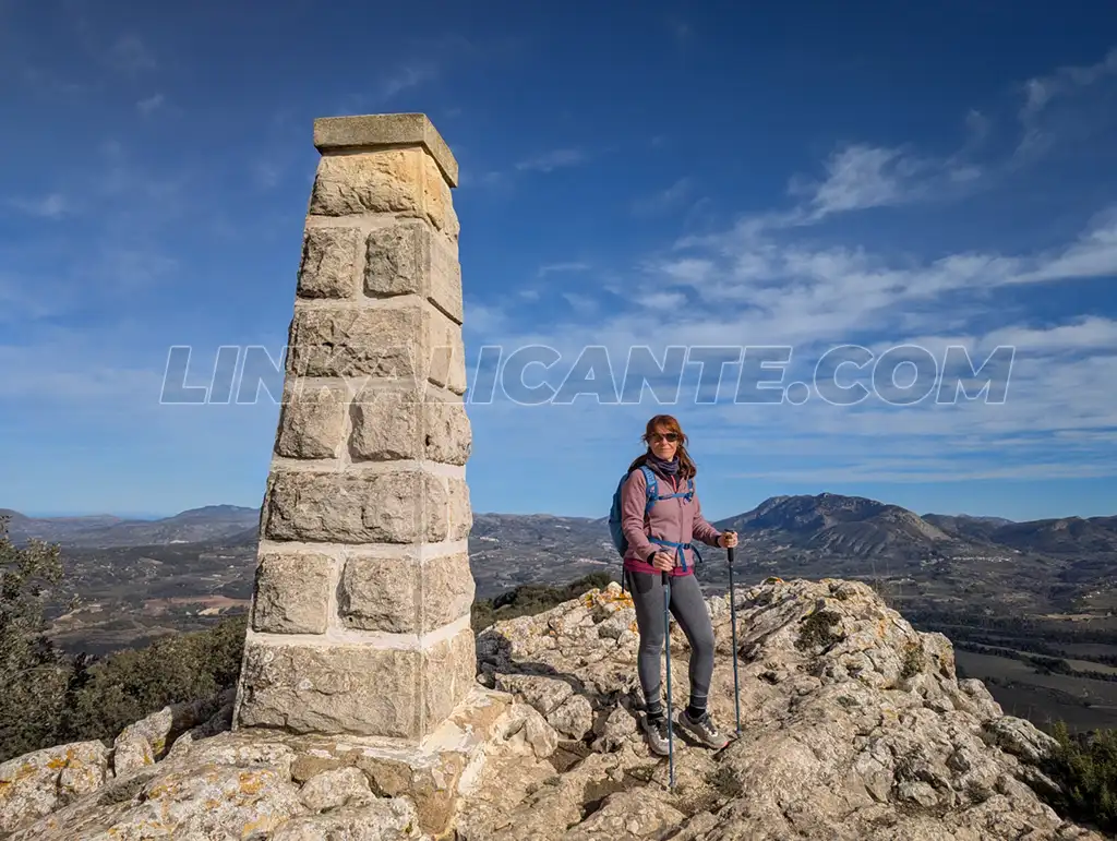 Alt de Dubots / La Serreta (Alcoy): ruta circular a una cima cargada de historia 7 Monumento a Camil Visedo en La Serreta de Alcoi