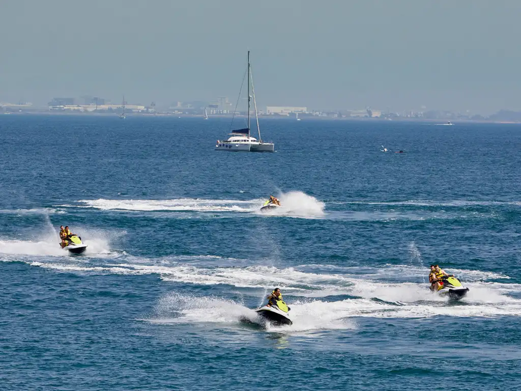 València mira al Mediterráneo: planes para vivir la ciudad junto al mar 1 Motos de agua en la playa de València