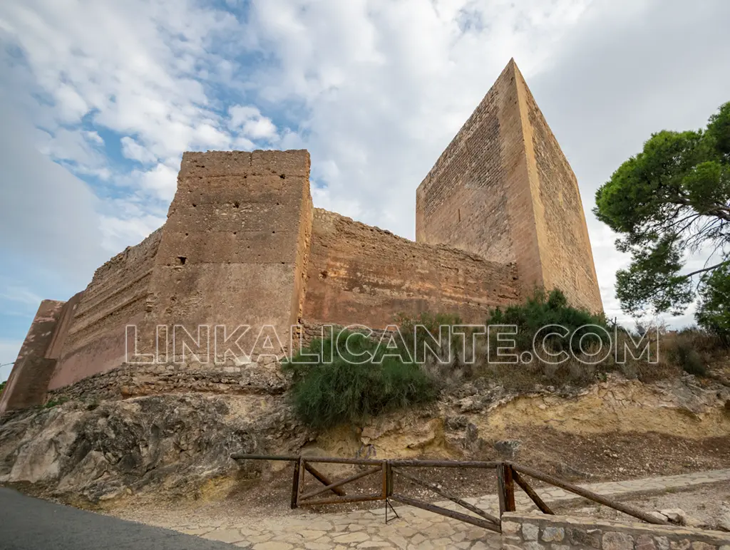 novelda-castillo-mola-torre-triangular