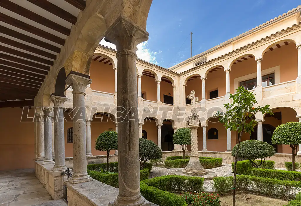 La Vega Baja fuera de temporada: qué ver en Torrevieja, Guardamar y Orihuela de octubre a abril 13 Orihuela, claustro de la catedral