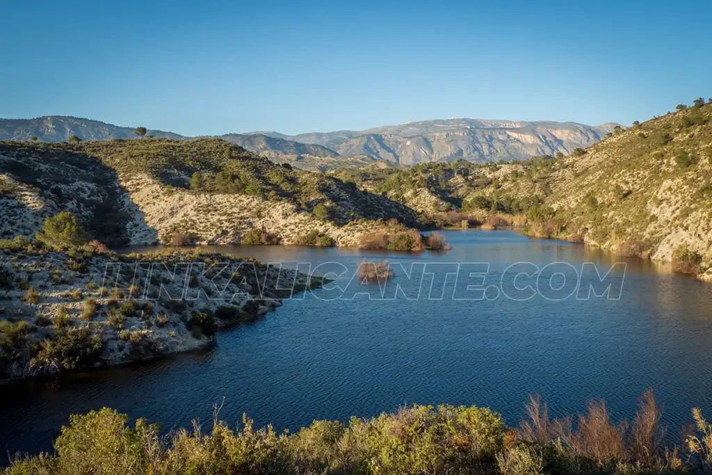 9 Rutas por pantanos y embalses de la provincia de Alicante 15 El pantano de Relleu, con agua