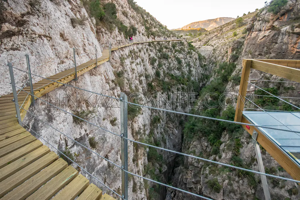 The Relleu Reservoir Footbridge, a vertiginous path over the abyss