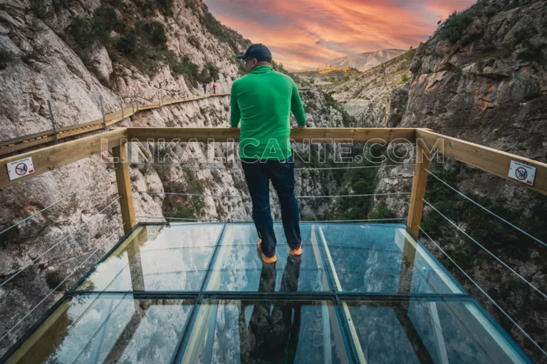 Pasarela de Relleu - Mirador de Cristal sobre el barranco