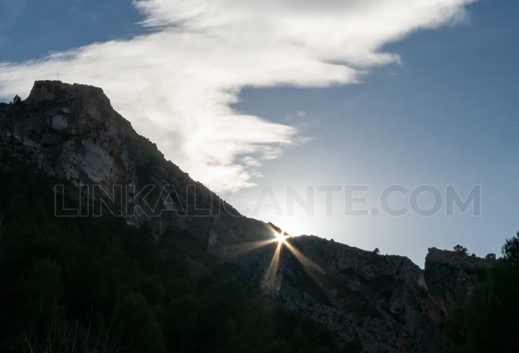 Alineación Solar en el Arc de Santa Llúcia de Penàguila