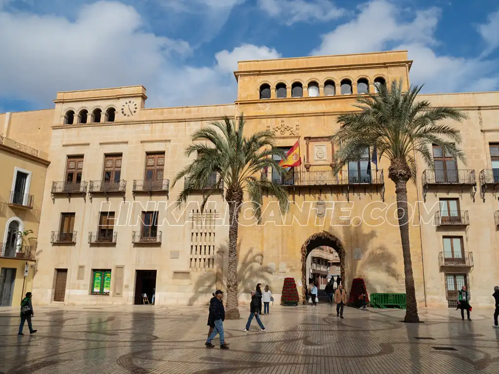Qué ver en Elche, 15 imprescindibles para un día o fin de semana 3 Plaça de Baix, Ajuntament d'Elx