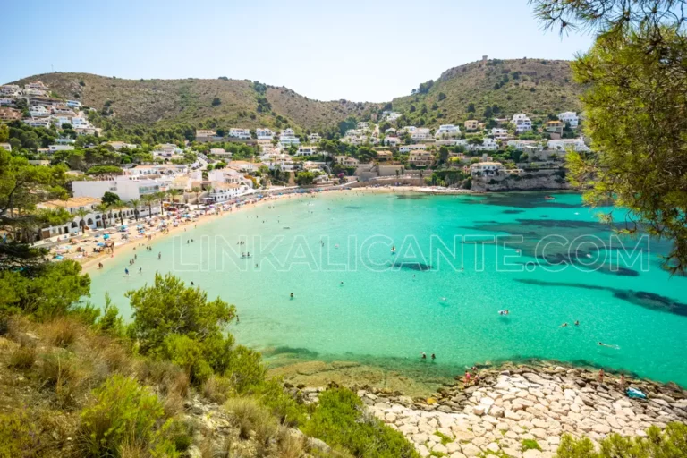 Las 12 Calas de Alicante Imprescindibles para visitar en 2026 44 El Portet de Moraira