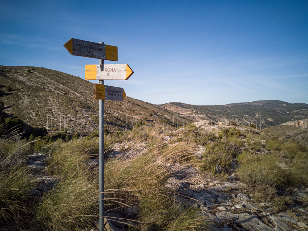 Desvío del sendero PR-CV 212 durante la bajada de la Penya Migjorn