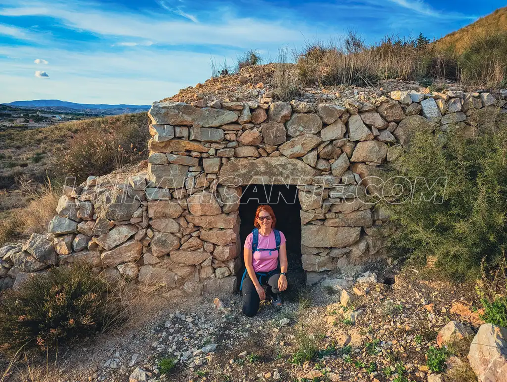 Sierra de la Mola de Novelda: ascenso a la cima y refugios canteros 11 Refugio de canteros en la Sierra de la Mola de Novelda, SL-CV 174