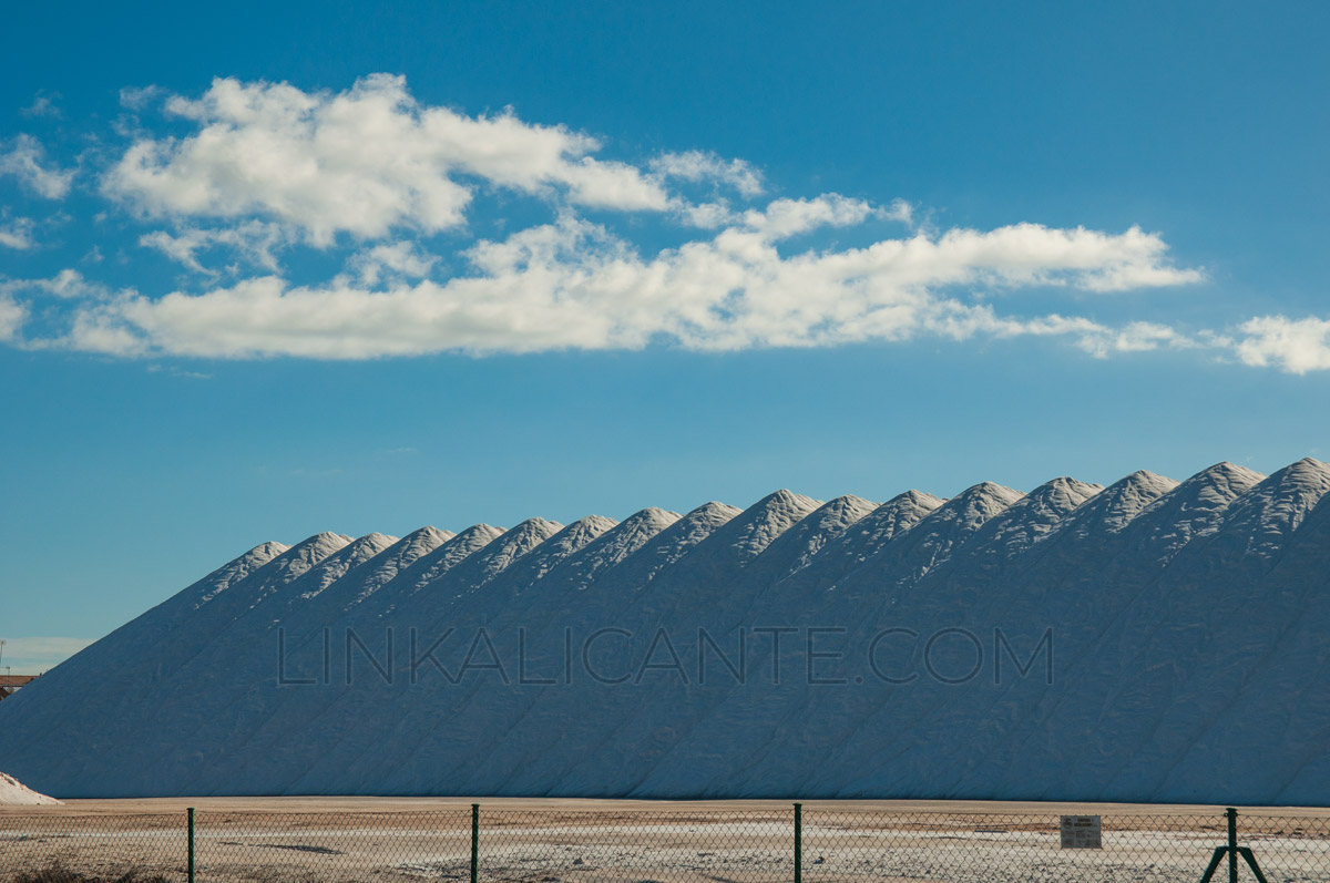 Las tiendas de ropa de segunda mano de Koopera y Cáritas en la diócesis de  Valencia atendieron a más de 71.000 clientes en 2018