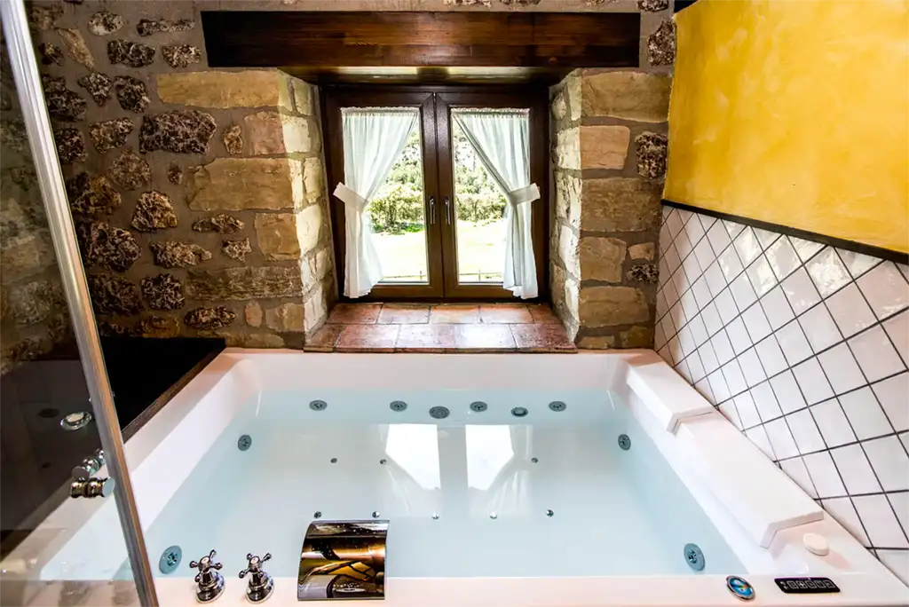 10 Hoteles con jacuzzi en Castellón: los mejores alojamientos para una escapada romántica 18 Suite Toll Blau con jacuzzi, Font d'en Torres