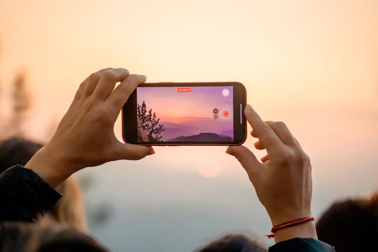 Cómo preparar el móvil antes de una ruta de senderismo por Alicante: mapas, batería y conexión segura 5 El teléfono móvil, imprescindible en montaña