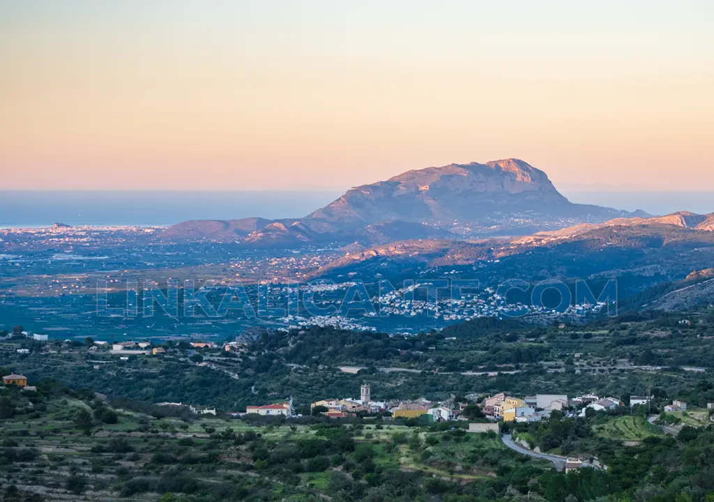 Vall de Laguar. Al fondo: Dénia, el Montgó y la isla de Ibiza