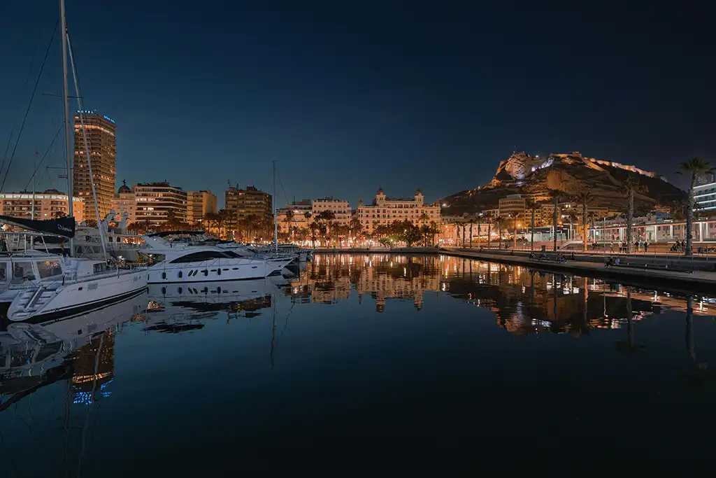 Ruta a pie por Alicante para aprovechar unas horas libres 11 Vista nocturna del puerto de Alicante